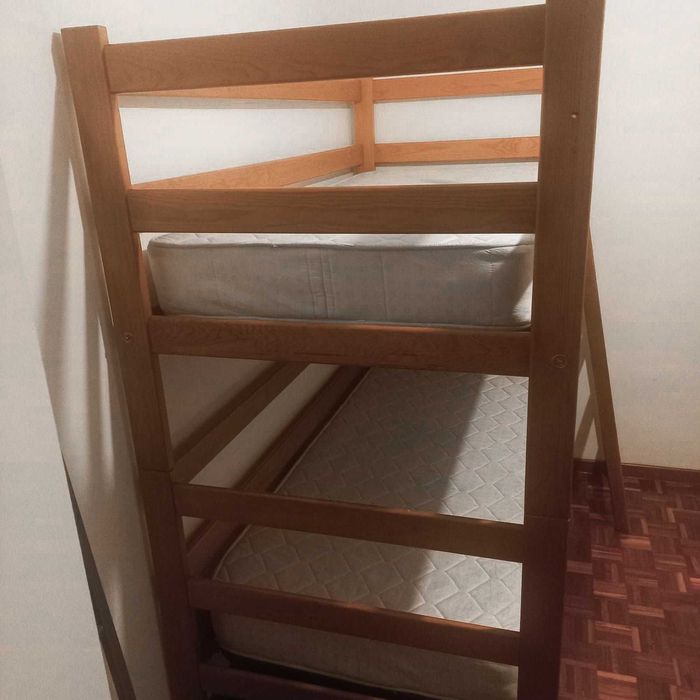 Cama beliche em ótimo estado com colchões incluídos.