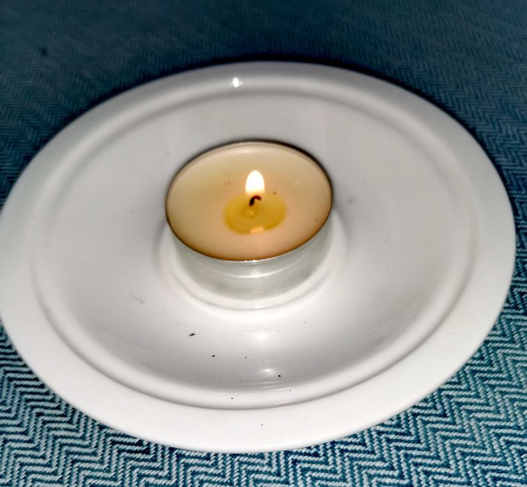 Biały okrągły świecznik w serduszka