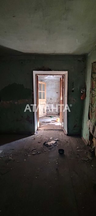 Пропонується на продаж квартира на землі під реконструкцію.