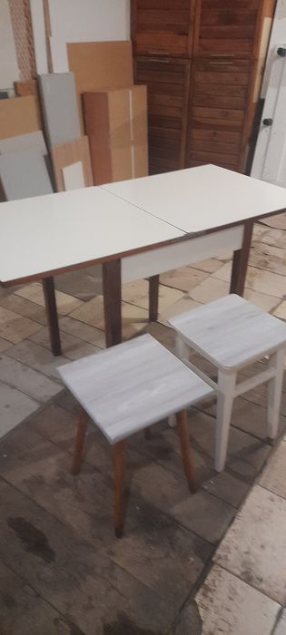Продаю кухон.стол +2табурета