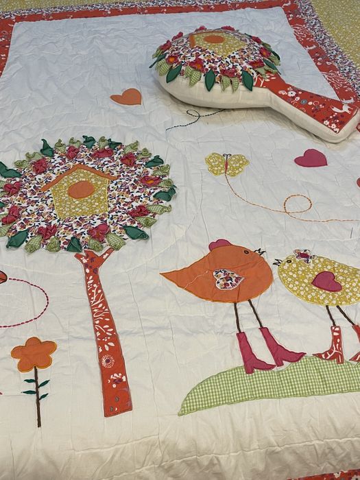 Edredão (cama criança) + Almofadas + Cortinados + Candeeiro