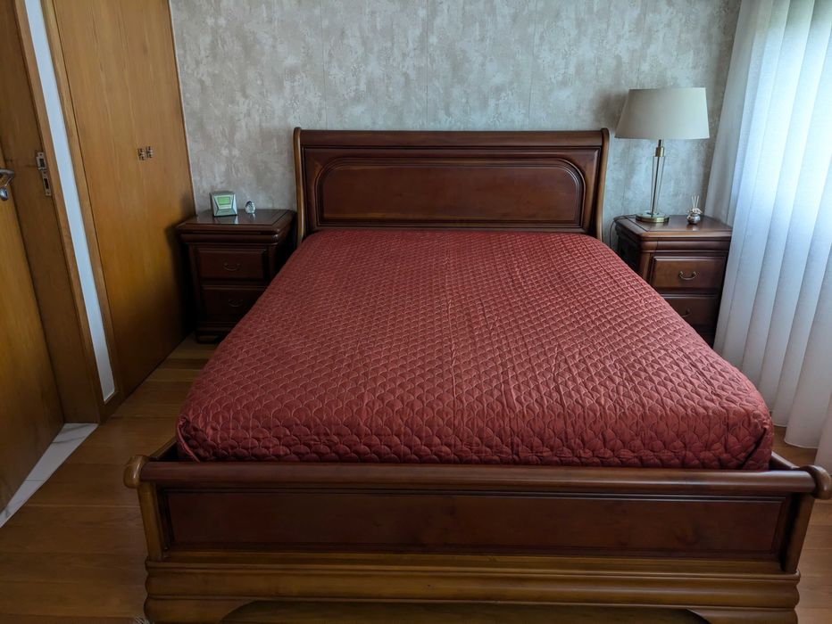 Mobilia quarto, em madeira Cerejeira. Cama+ duas mesas cabeceira+ poltrona +camiseiro