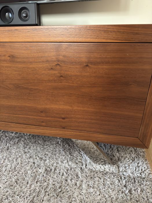 Movel Tv Nogueira  Lux Alfaiate de Interiores, pes em inox