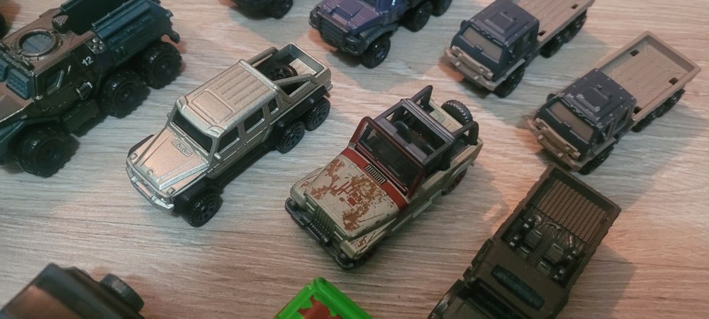 Autka małe, rysoraki jurassic world mattel