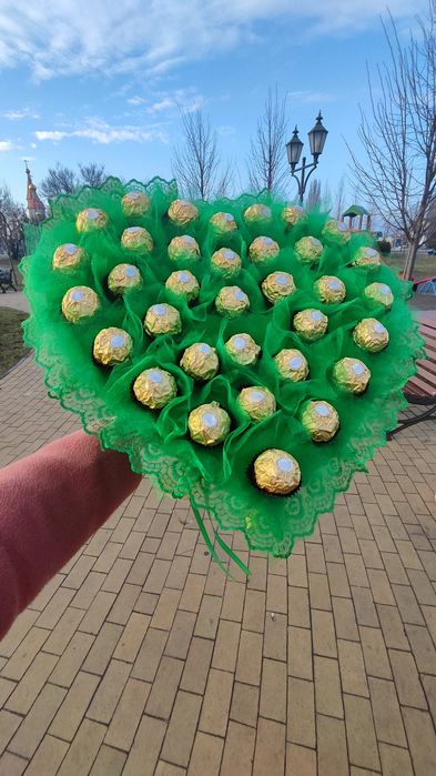 Букет з цукерок Ferrero Rocher 34 шт серце подарунок на  8 Березня