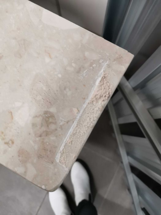 Zdemontowany parapet 159 x 17 cm