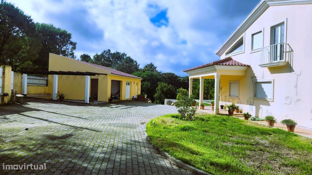 Moradia T5, ampla, vistosa, bem localizada, c/ piscina e ginásio.