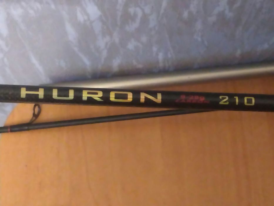 Спиннинг / удилище HURON 2.1 м  9-28g .Набору блесен.