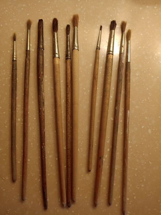 Акварельные краски, кисти художественные.