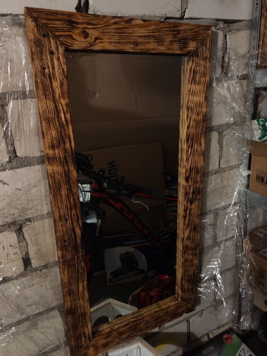 Duże lustro w drewnianej ramie
