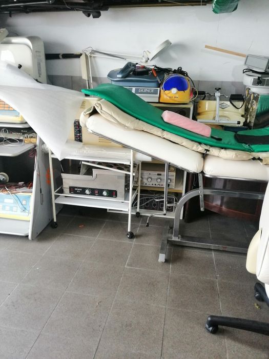 Mesas e vários artigos