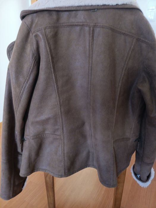 Casaco de pêlo castanho