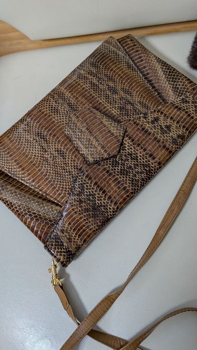 Wężowa torebka i 'kopertówka" w jednym. "