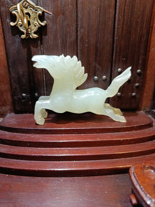 Escultura Cavalo Jade Celadon Base Madeira 8 cm