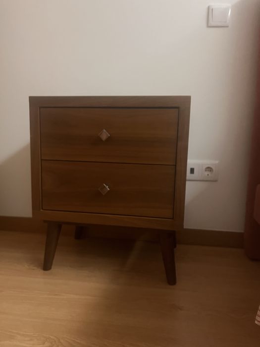 Mesa cabeceira. Em nogueira.