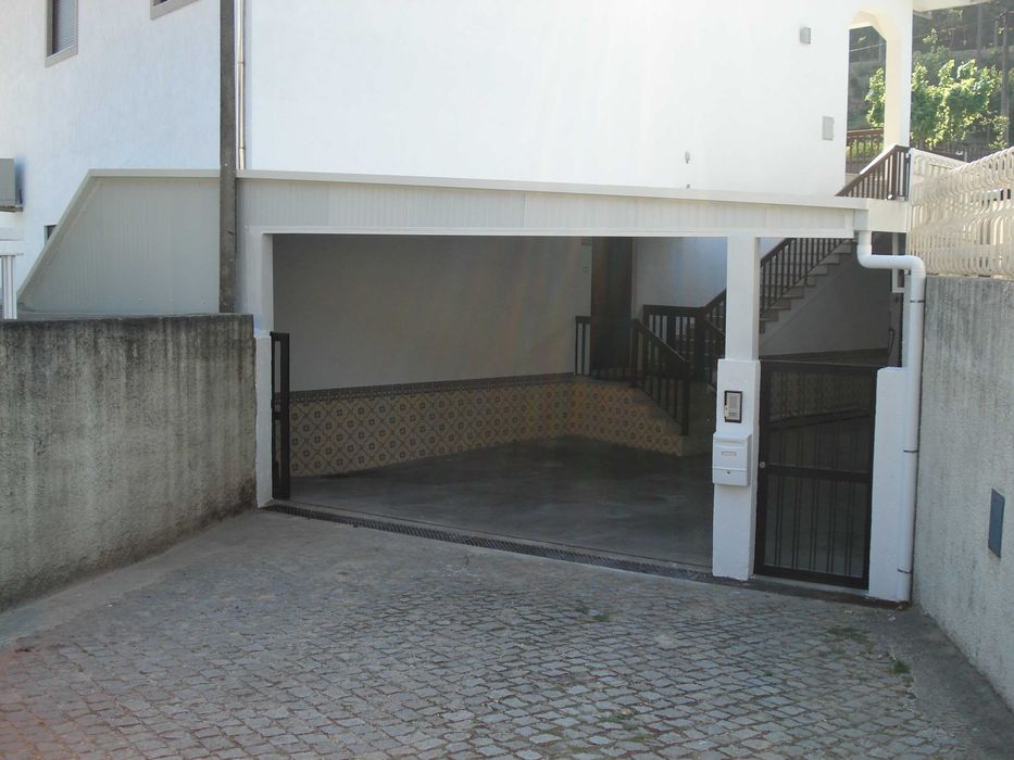Imóveis → Estabelecimentos Comerciais → Arrendar → Armazéns / Oficinas / Espaços Industriais