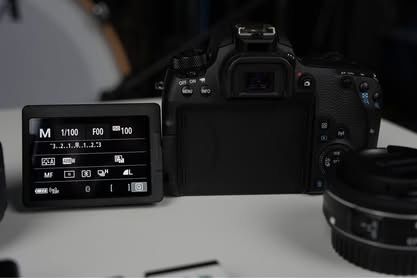 Canon 77D com duas lentes