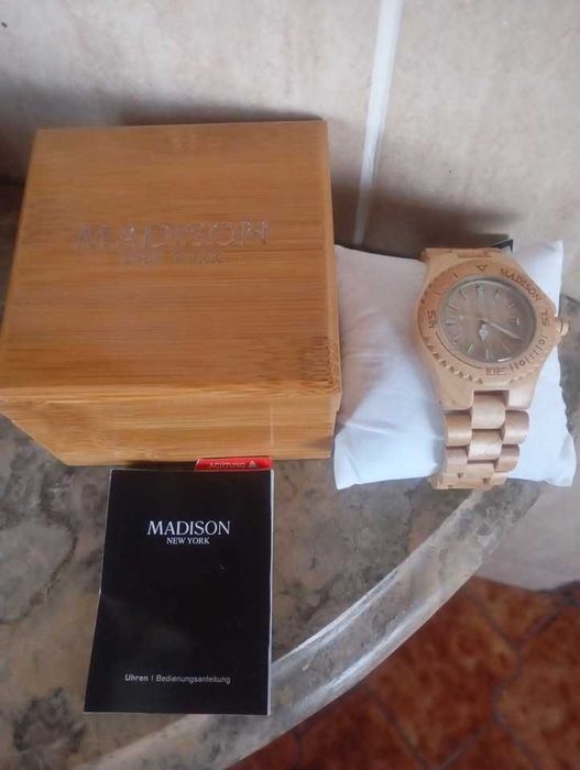 à venda:
relógio muito bonito em madeira da marca MADISON NEW YORK.