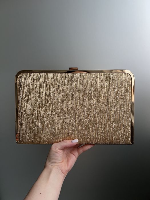 Клатч золотистий з текстурою 28×18.5 см з ланцюжком