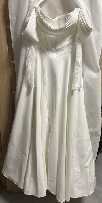 Весільна біла сукня