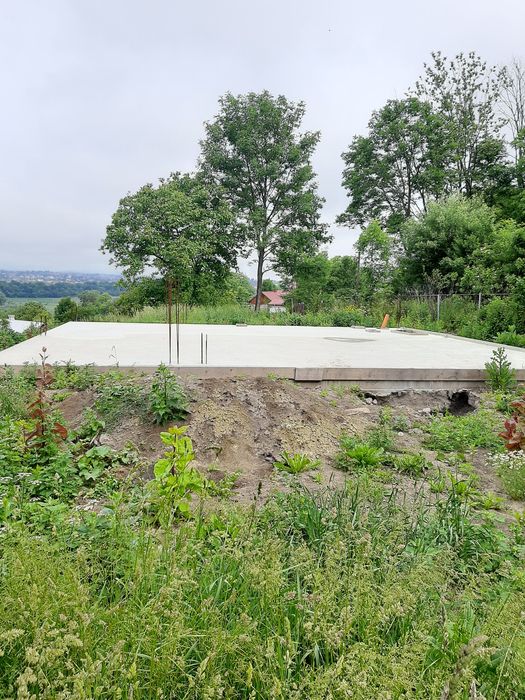 Будинок поблизу м.Чернівці, світло, газ і вода, 24 сот( будівництво )