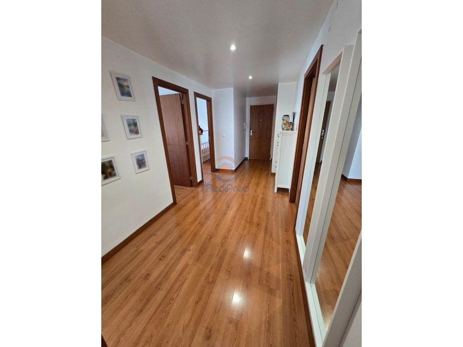 Apartamento T2 com Varanda, Parqueamento e Arrecadação | Alta de Li...
