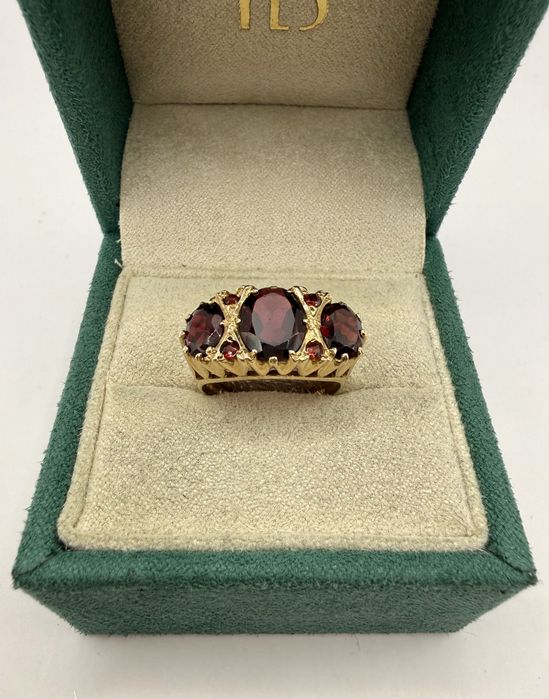 Złoty pierścionek z granatami