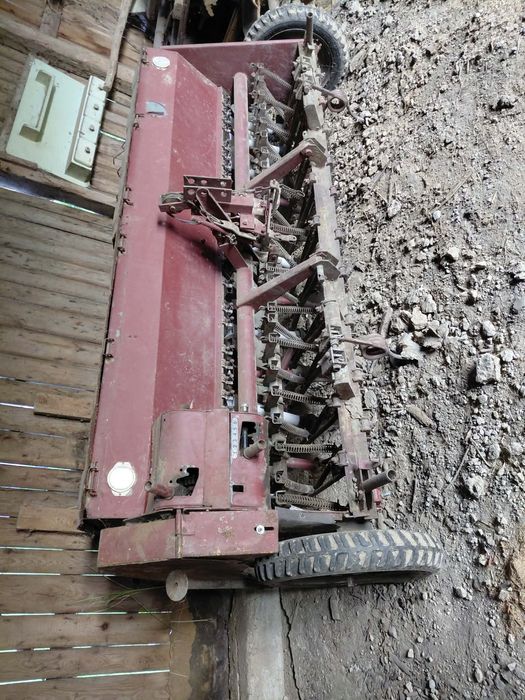 Sprzedam maszyny rozrzutnik, siewnik i młynek bijakowy.