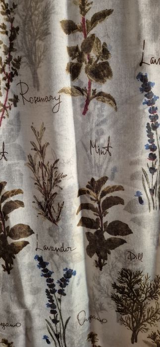 Lenço  em tons de castanho e creme.
2m x 1 m