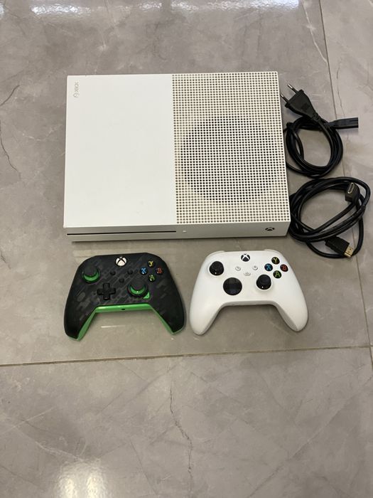 Xbox One S 1TB C/ 2 Comandos (Como Nova)