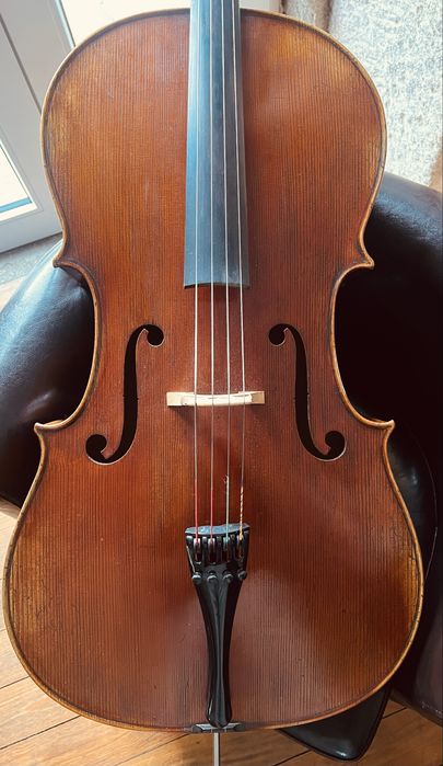 Violoncelo construido à mão.
