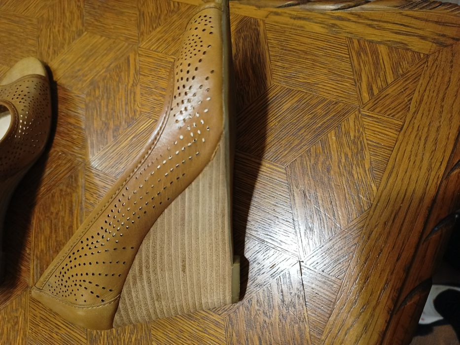 Buty na koturnie Franco Sarto 37