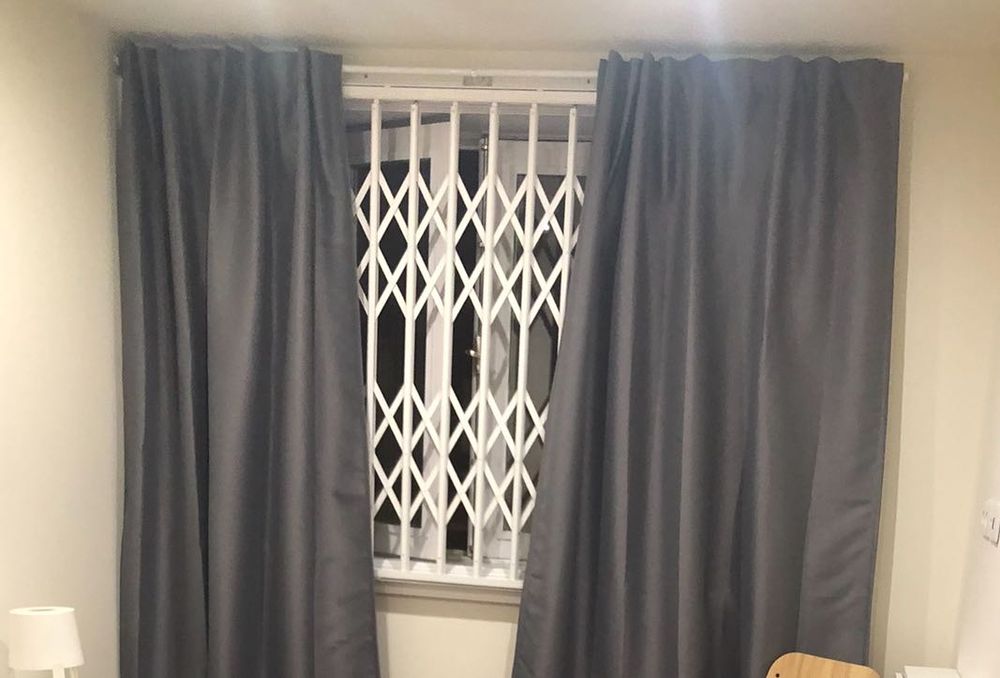 2 Grades de segurança tipo lagarta em aço lacas de branco/extensíveis