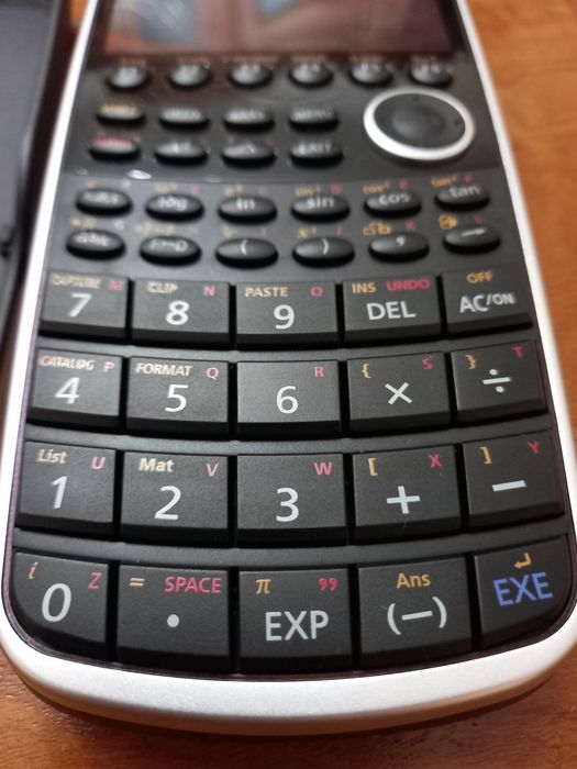 Calculadora fx-CG20 em muito bom estado com 2 cabos por estrear