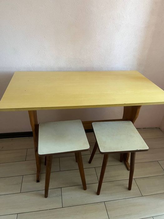 Стіл кухонний та стільці