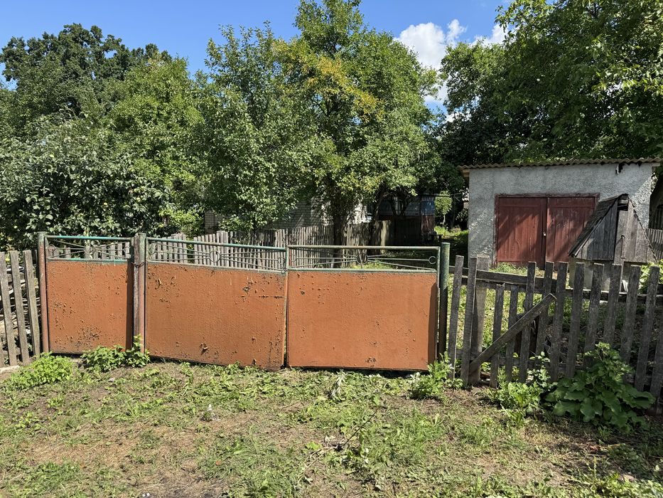Продається будинок с. Варварівка Хмельницька обл Шепетівський р-н, є 2 великих садки, огород, погріб, 3 сараї, гараж, криниця з водою, хлівчик .