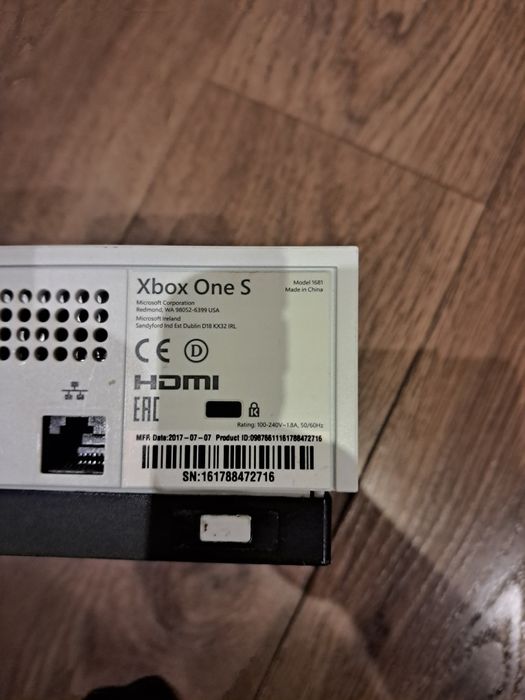 Консоль Xbox one s 1 терабайт з двома контролерами!