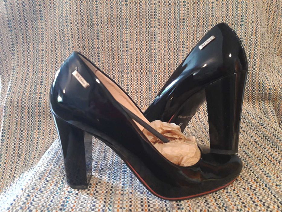 Obuwie damskie czarne lakierki