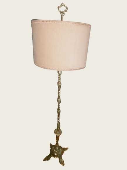 Candeeiro antigo de pé alto em latão. 90 €