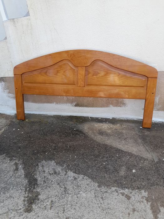 Cabeceira e fundo de cama em madeira maciça.