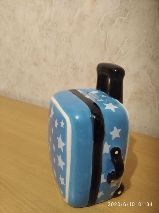 оригинальная копилка, в форме чемодана
