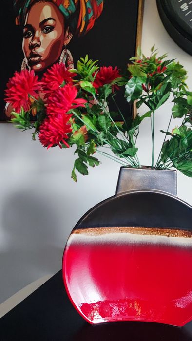 Jarra lindíssima com flores em tons de bordô excelente