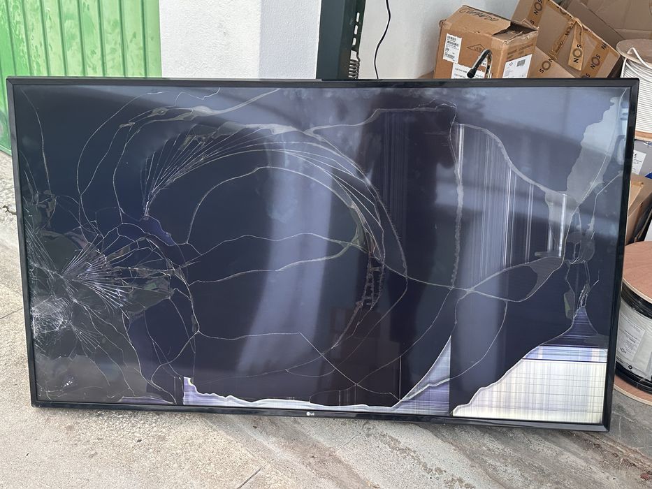 LG 65” 4K Smart TV para peças / reparação