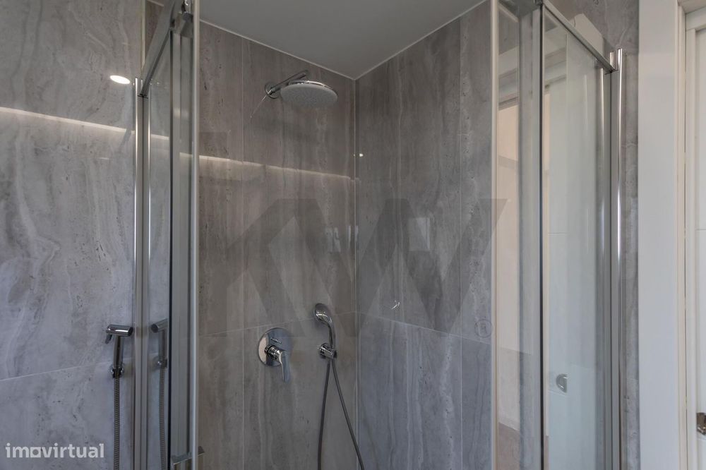 Charmosa Moradia T5 com Jardim Totalmente Remodelada -  Sassoeiros, Ca