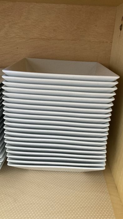 Conjunto de serviço de mesa da loja CASA (branco/formato quadrangular)