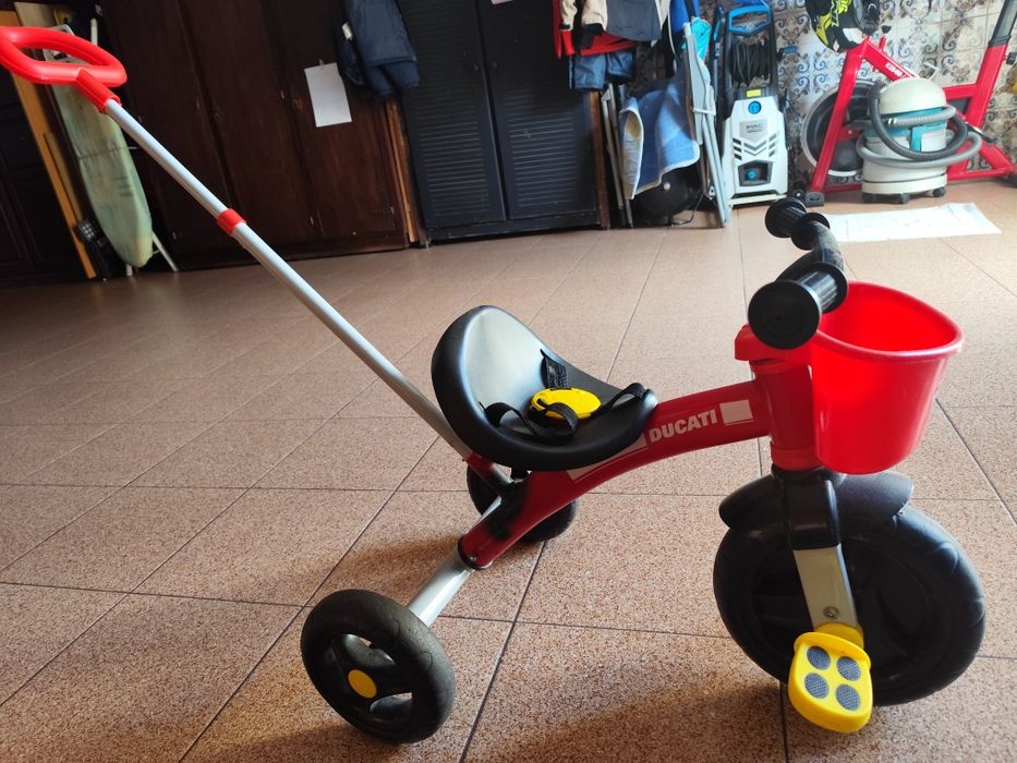Triciclo de pedais