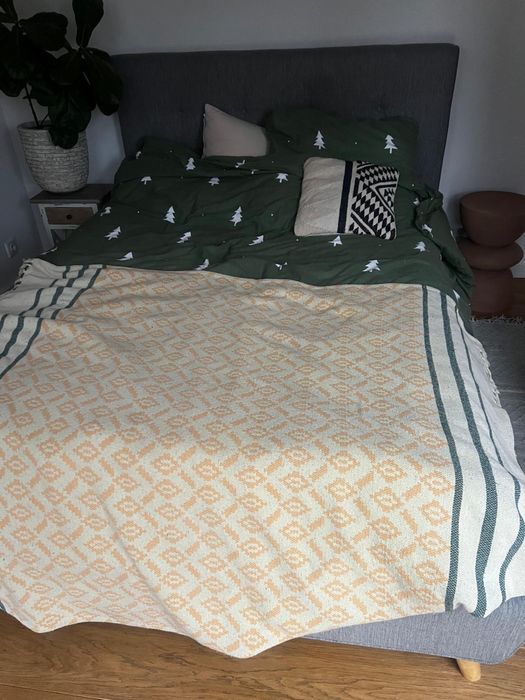 Łóżko tapicerowane do stpialni z materacem i stelażem