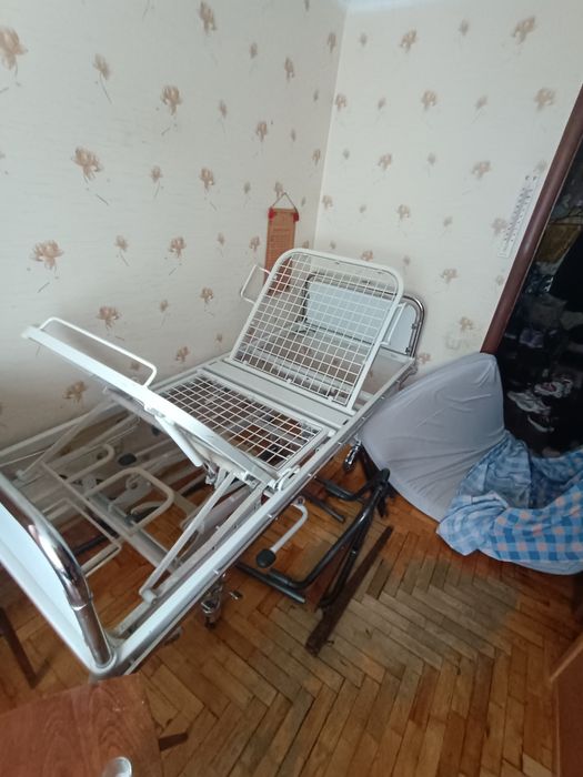 Кровать медицинская.