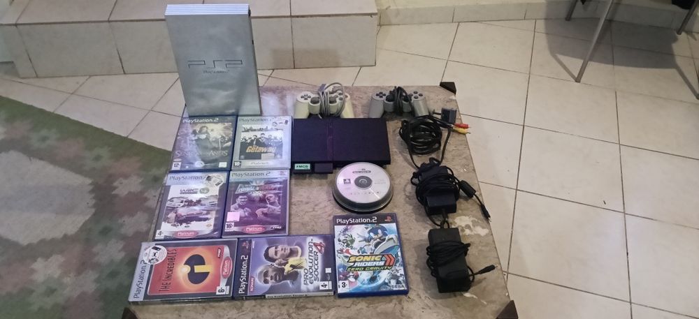 PlayStation 2 uma cinza prata e um silm preta