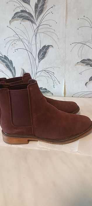Челси 39 размер,замшевые подошва  состояние отличное,весна,бренд Clark